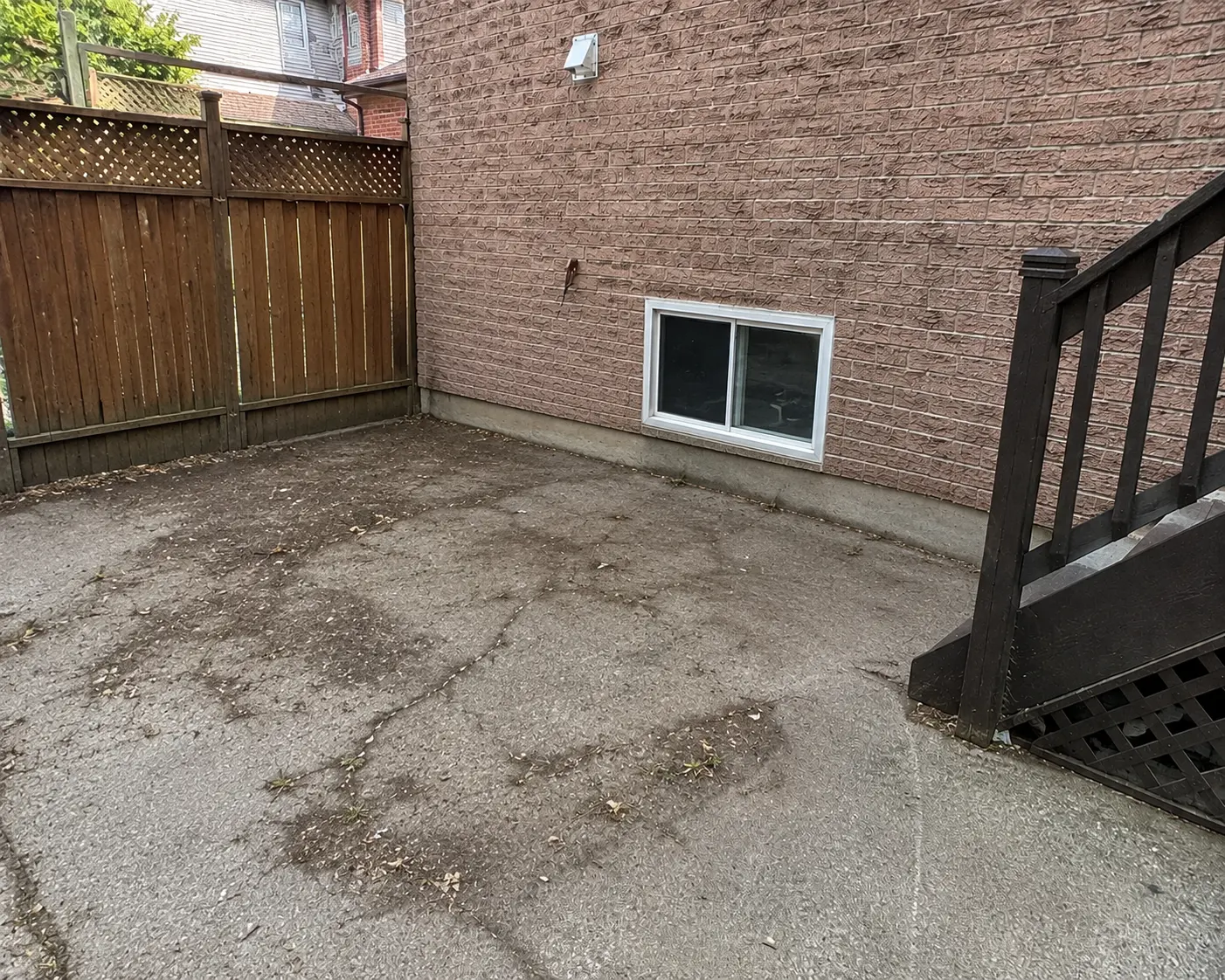 Side yard cleared and swept after junk removal
